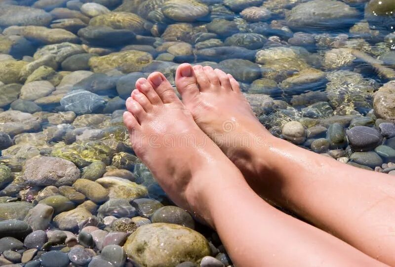 Feet relax. Ноги на пляже. Ноги на пляжу камни. Каменный пляж ноги. Ноги на пляже женские на камнях.