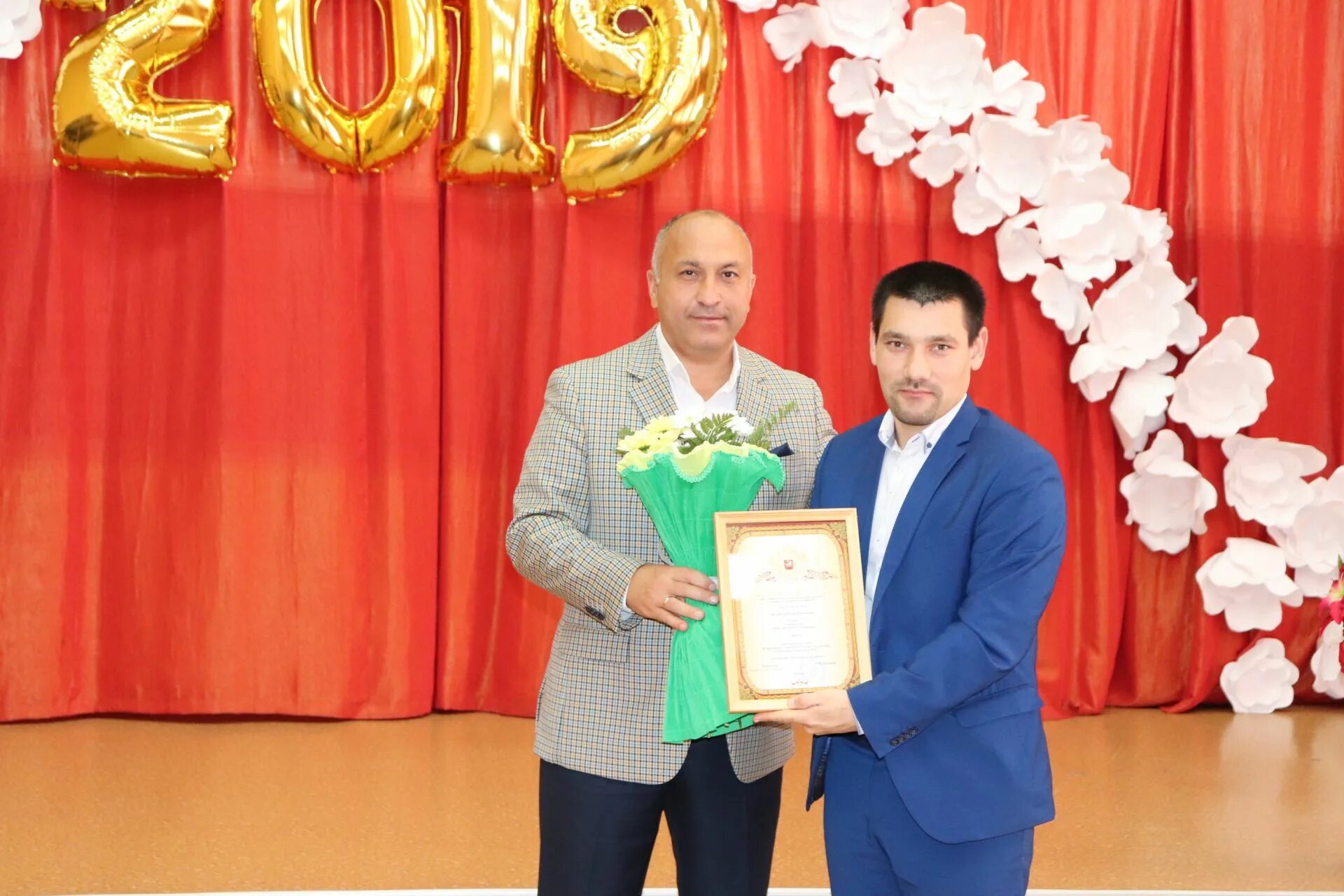 Г азнакаево гимназия учителя. Награждение педагогов. Азнакаево учителя. 1 школа азнакаево учителя. Награждение учителей на последний звонок.