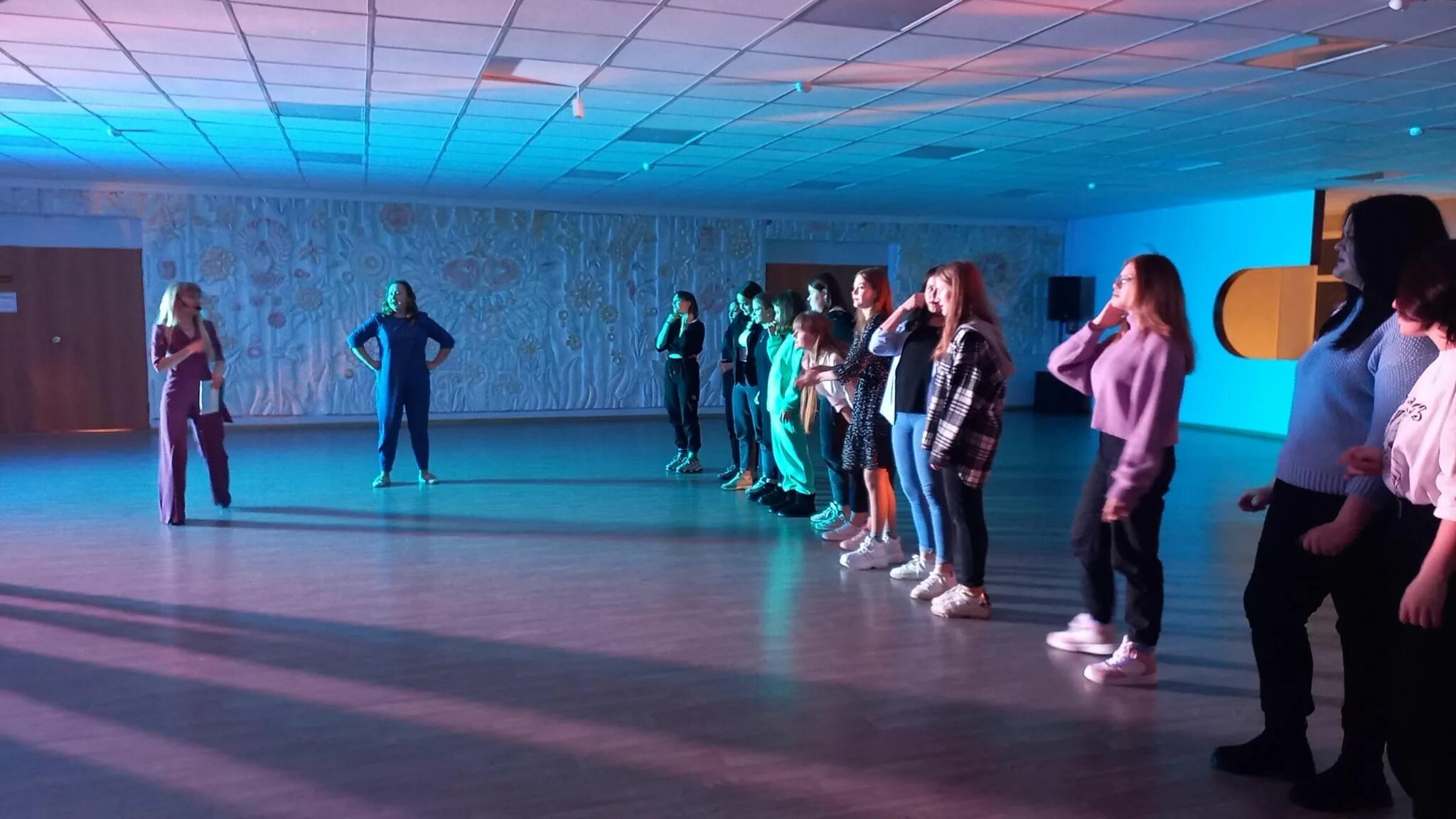 Счастливые влюбленные. Танцующие люди на улице. Танцевальные встречи. Танец на новый год. Новый год бальные танцы.