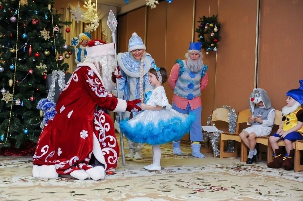 Новогодний утренник садике. Утренник в садике. Новогодний утренник садике. Детский утренник в детском саду. Утренник в детском саду новый год.