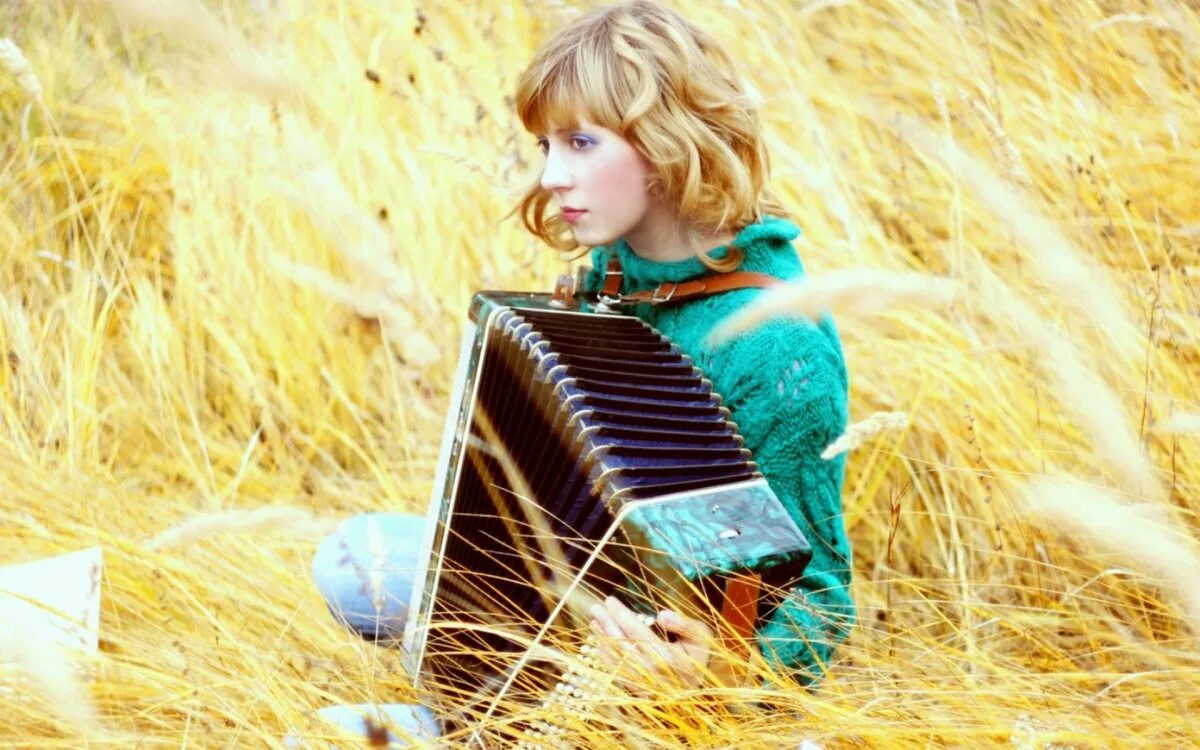 Гармонист на природе. Девушка с аккордеоном. Гармонь тульская 2х голосная. Девушка с гармонью. Гармонь на природе.