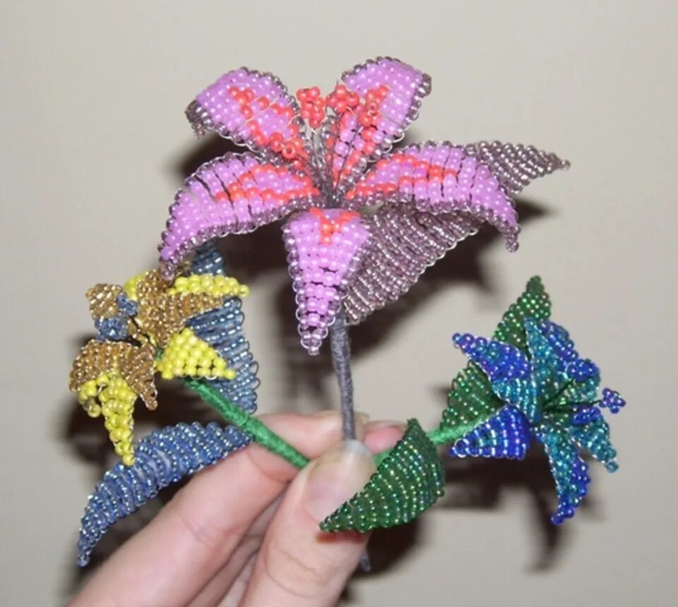 Цветы из бисера техника. Цветы из бисера. Цветок из бисера плоский. Лилии из бисера. Плетение цветов из бисера.