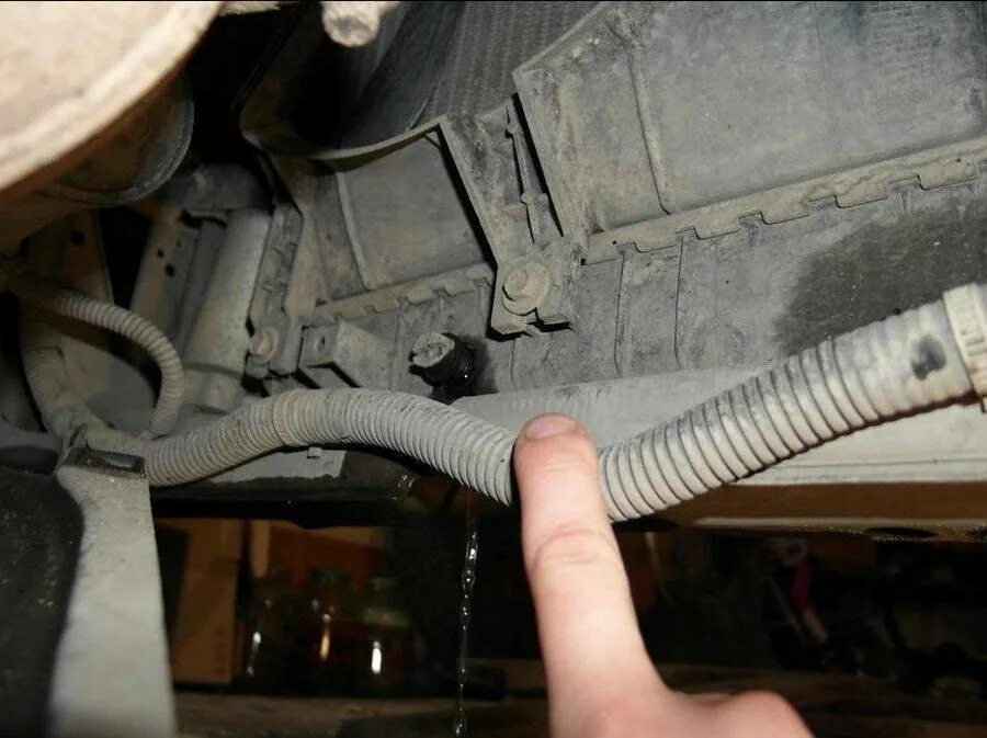 Сливная пробка на блоке шевроле авео т250. Фольксваген транспортер т 2 сливные пробки с двигателя. Сливной кран антифриза фольксваген гольф 4. Болт слива антифриза мерседес 814. Пробка слива охлаждающей жидкости daf 105.