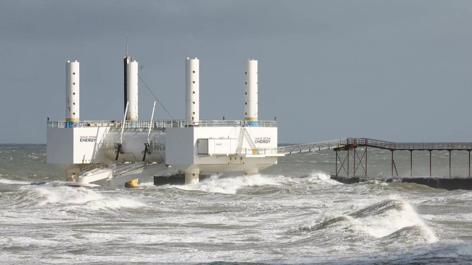 Ветрогенераторы energy wind. Морской энергетик. Энергия океана. Морской энергетик. Морская энергетика.