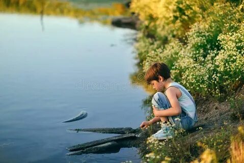 Мальчики на берегу реки