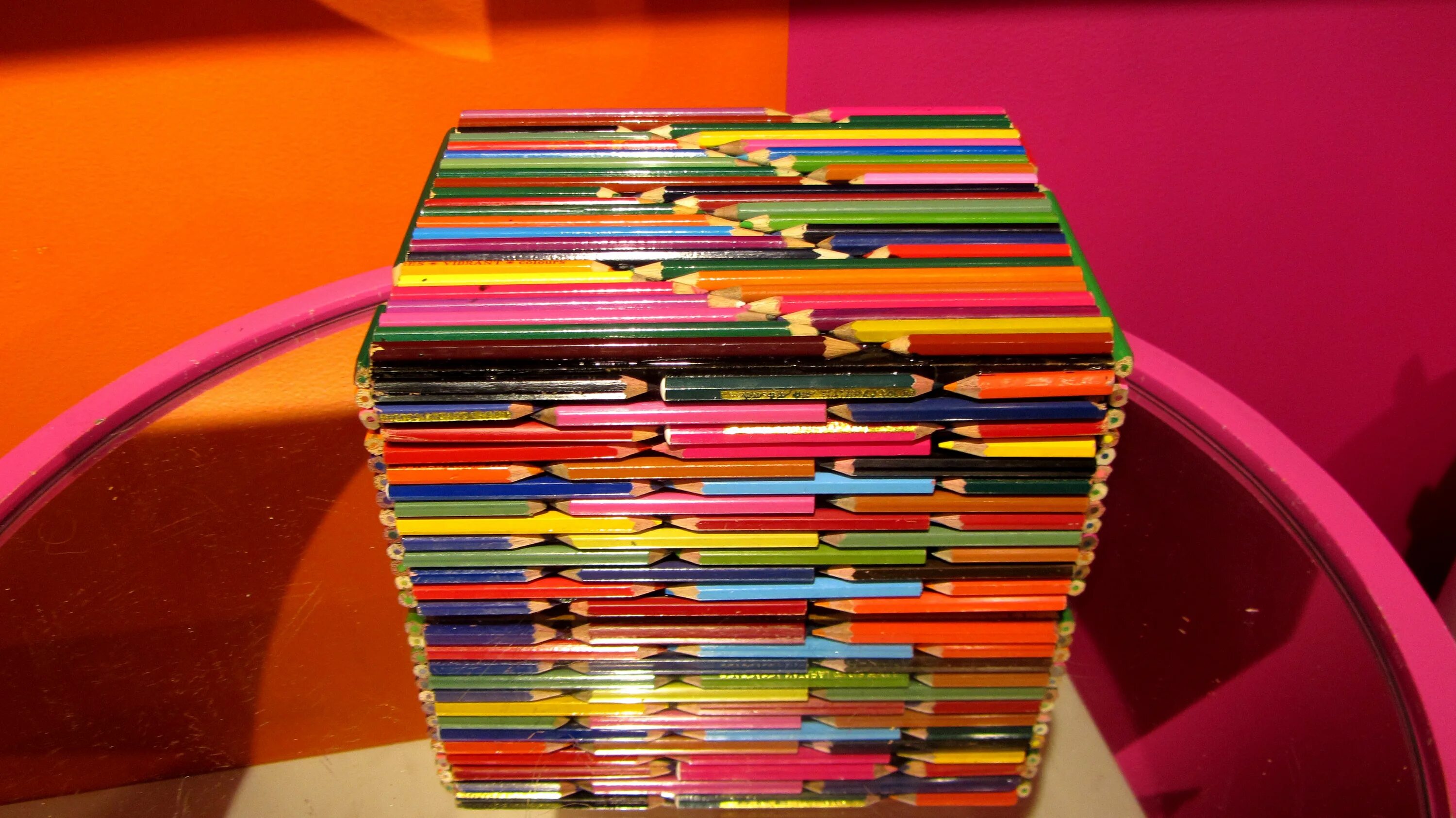 Что делают цветные. Декор из карандашей. Поделки из карандашей. Поделки из фломастеров. Из цветных карандашей.
