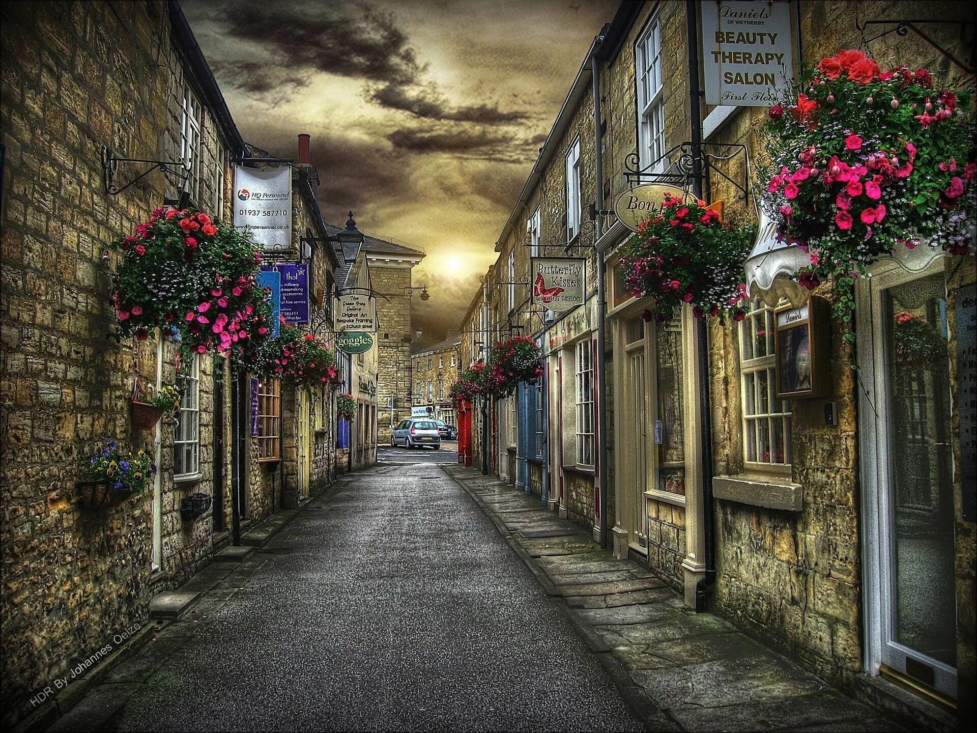 Улица старинного города. Улочки старого города. Красивые улицы.