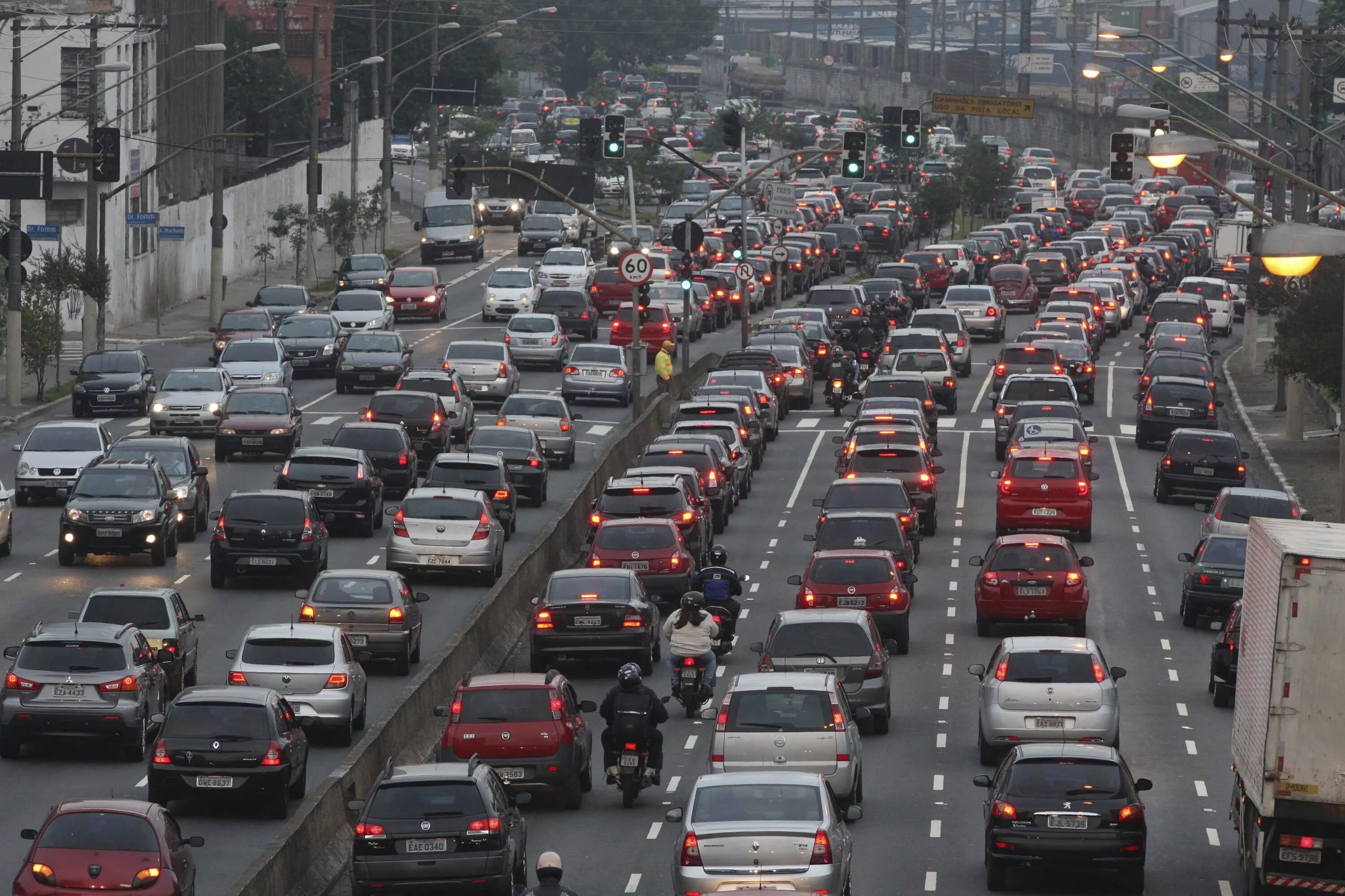Пробка в Сан Паулу 2008. Автомобильная пробка. Поток машин в городе. Автомобили в пробке.