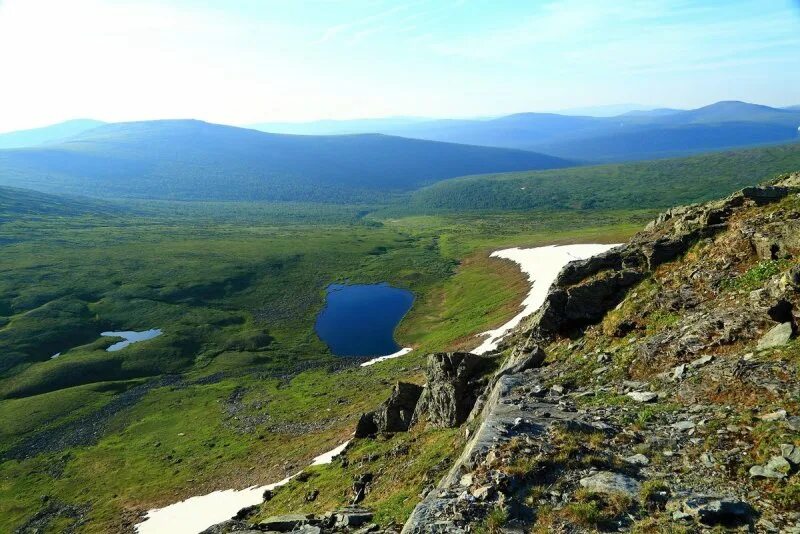 Озеро тельпос. Тайга приполярного урала. Лунтхусаптур озеро фото. Гора отортен озеро. Уральские горы северный урал.