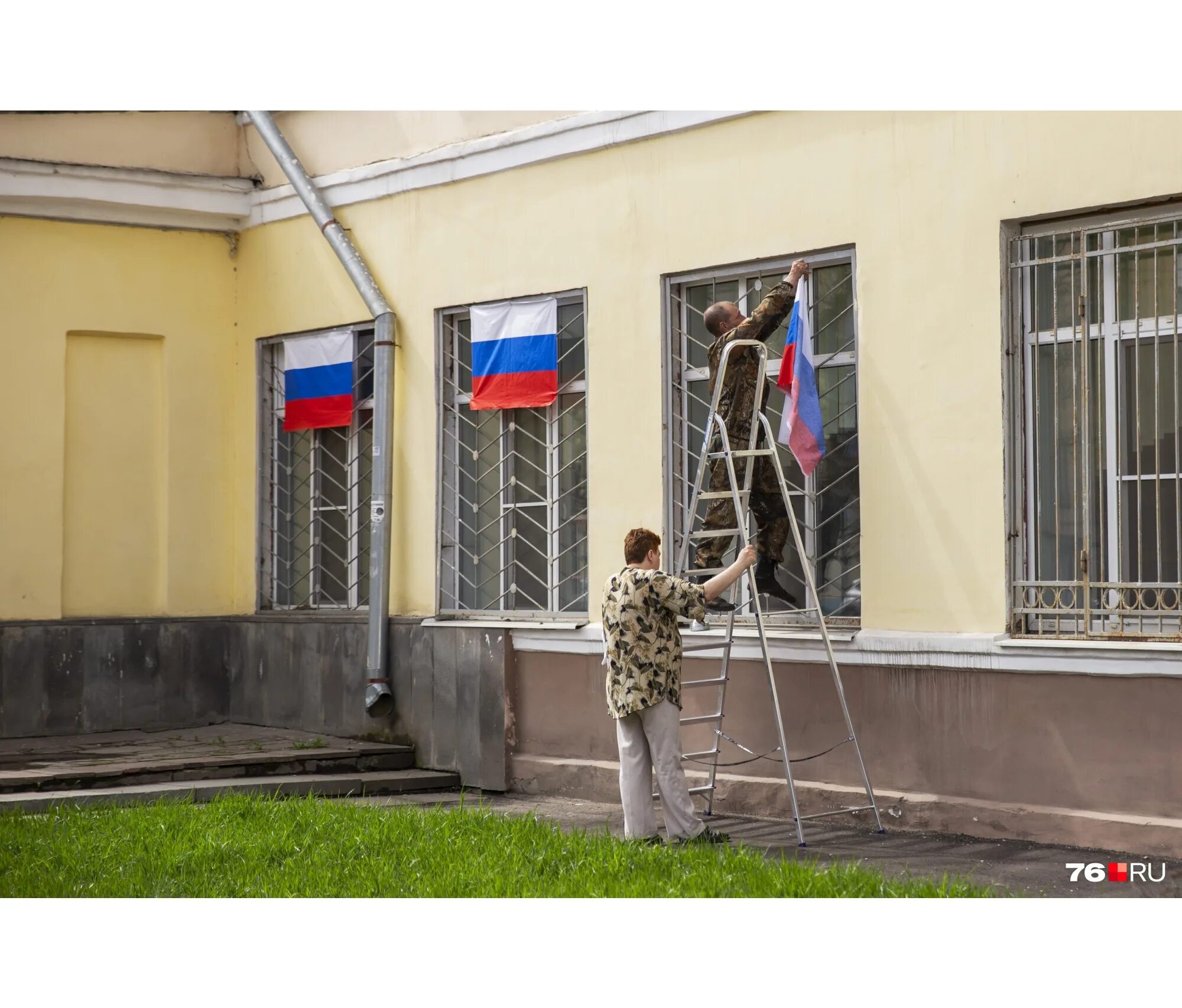 Можно вешать флаг на дом. Можно вешать флаг на дом