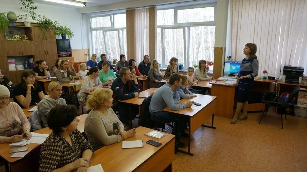 Собрание про школу. Родительское собрание в школе. Родители на родительском собрании. Учительское собрание в школе. Учитель на родительском собрании.