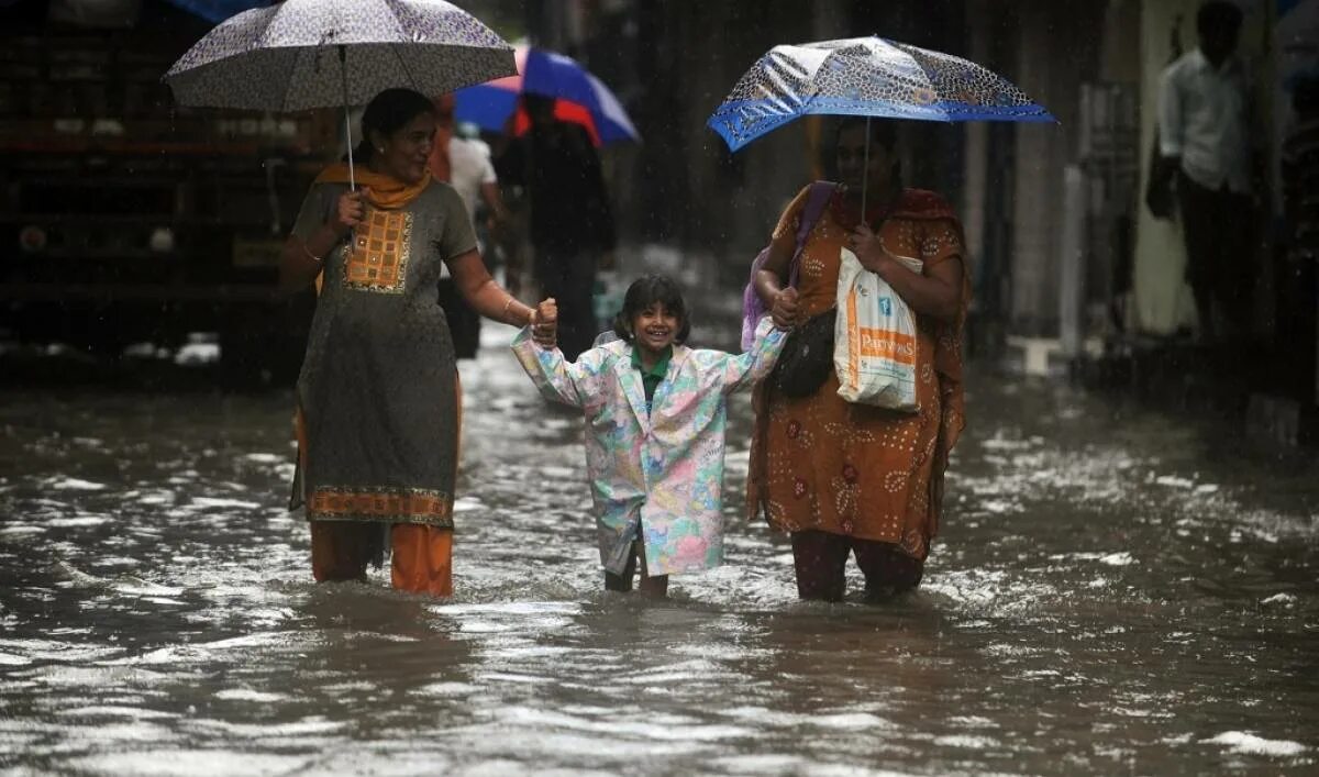 Monsoon in india. В индии очень жаркий влажный. В индии очень жаркий влажный. В индии очень жаркий влажный. Погода летом 2010.