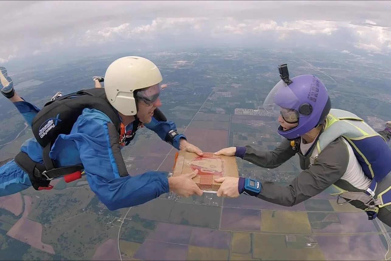 На высоте н над землей груз. Башня федерация руферы. Идет по канату. Полет в воздухе. На высоте н над землей груз.