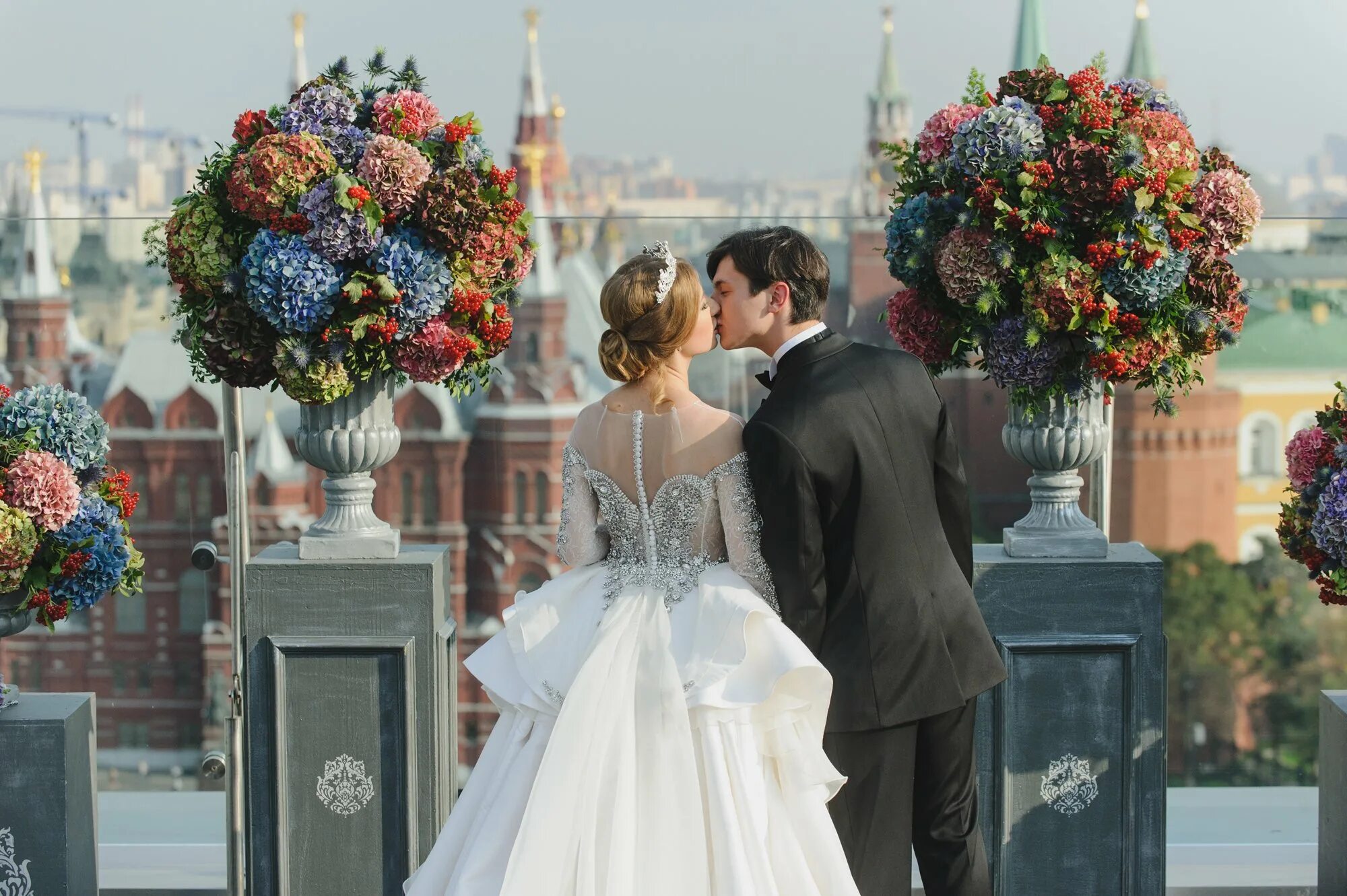 Нанять организатора свадеб wedding elizabeth ru. Свадьба в Москве. Свадьба на красной площади. Свадебная фотосессия на красной площади. Фотосессия свадьбы на красной площади.