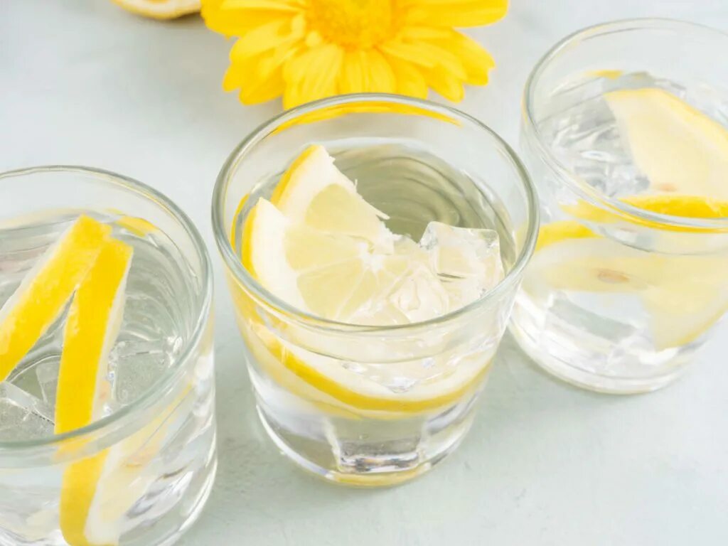 Вода с лимоном по утрам польза. Лимонная вода. Вода с лимоном и медом натощак. Вода с лимоном. Минералка с медом и лимоном.