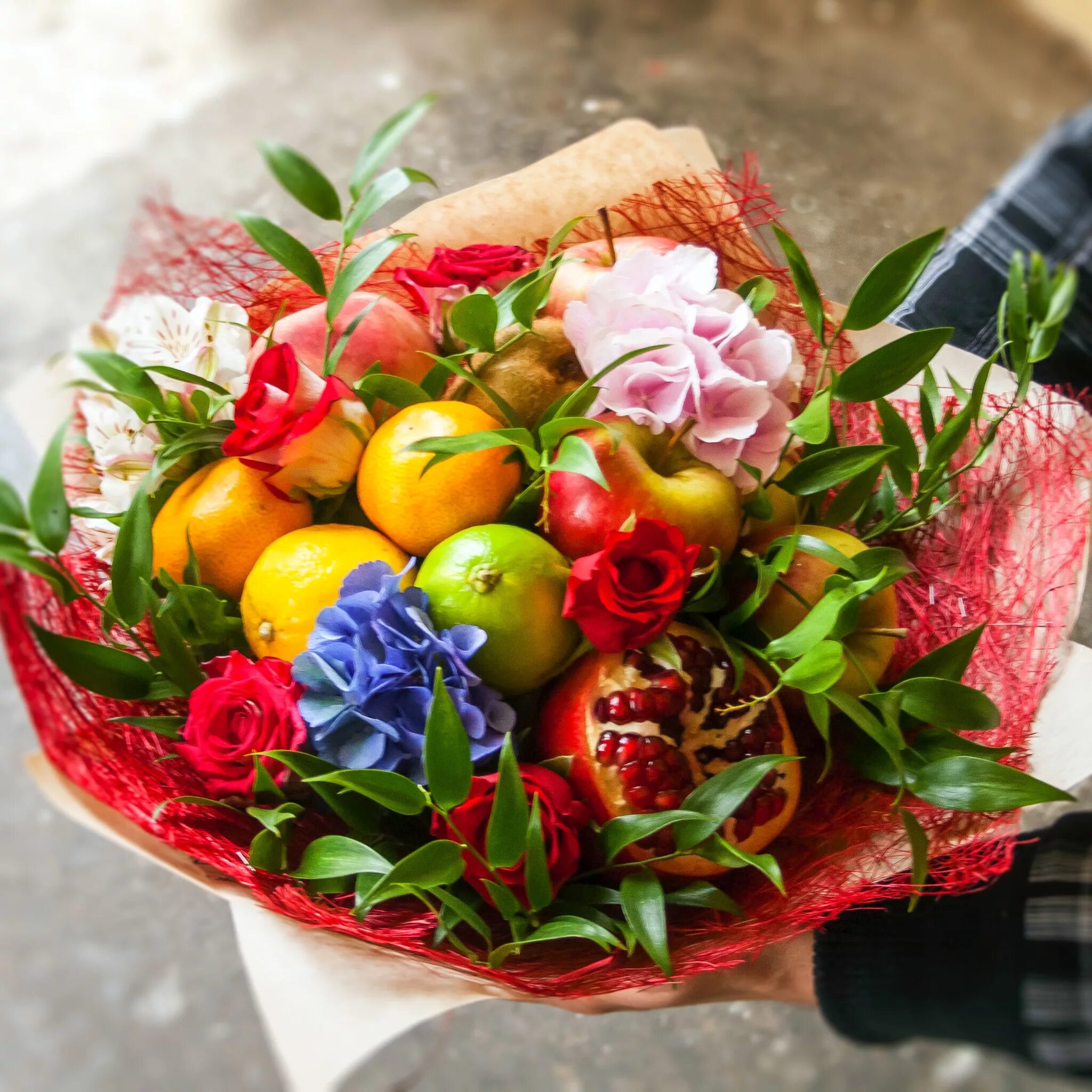Красивый фруктовый букетик. Удивленная девушка с букетом. Оригинальный букет. Картинки на обложку профиля букет удиви любимую. Удивляй букет.