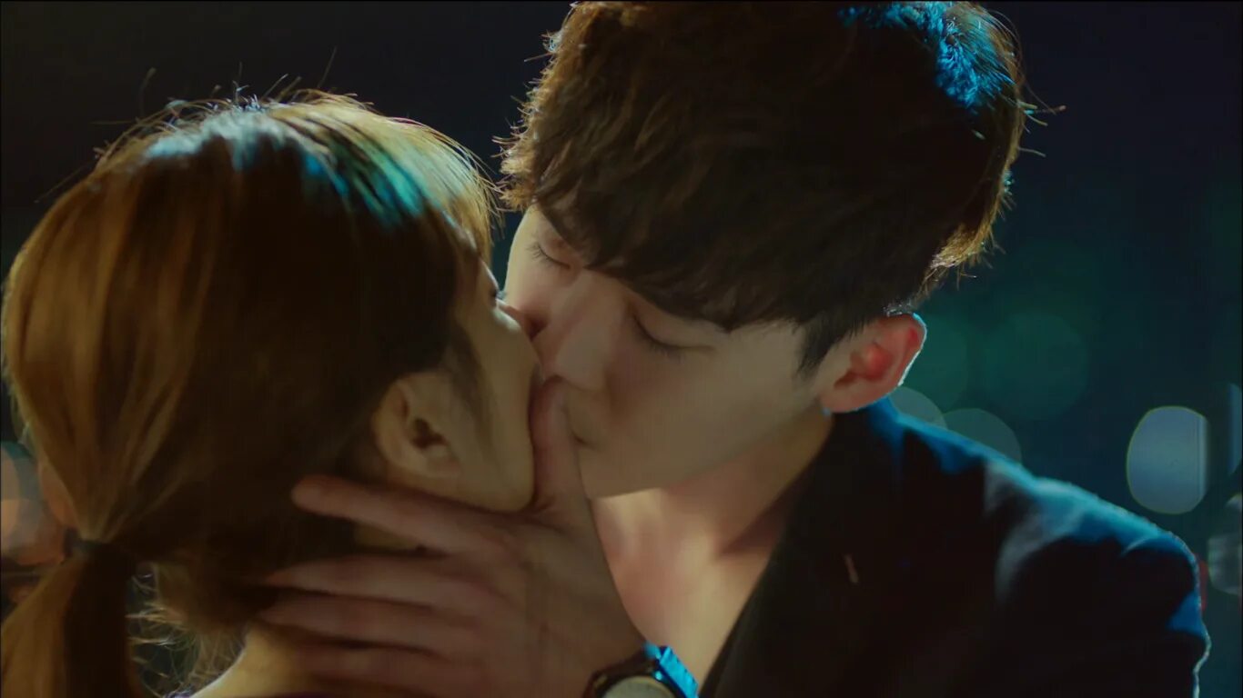 О ён джу и кан чоль. Ли чон сок меж двух миров поцелуй. W- между между двух миров. W между двух миров. Дорамы параллельные.