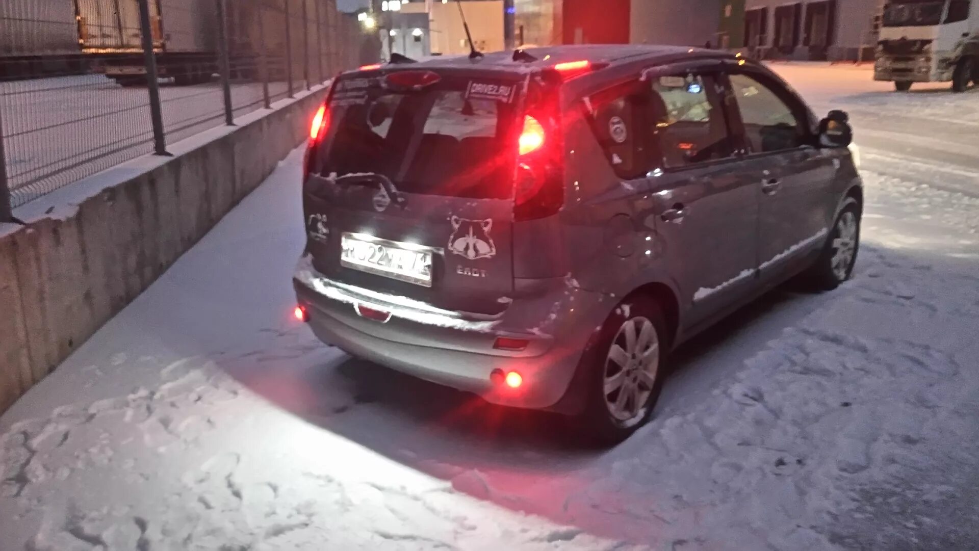 Замена перегоревшей лампы ближнего света - Nissan Tiida (1G), 1,5 л, 2010 года с