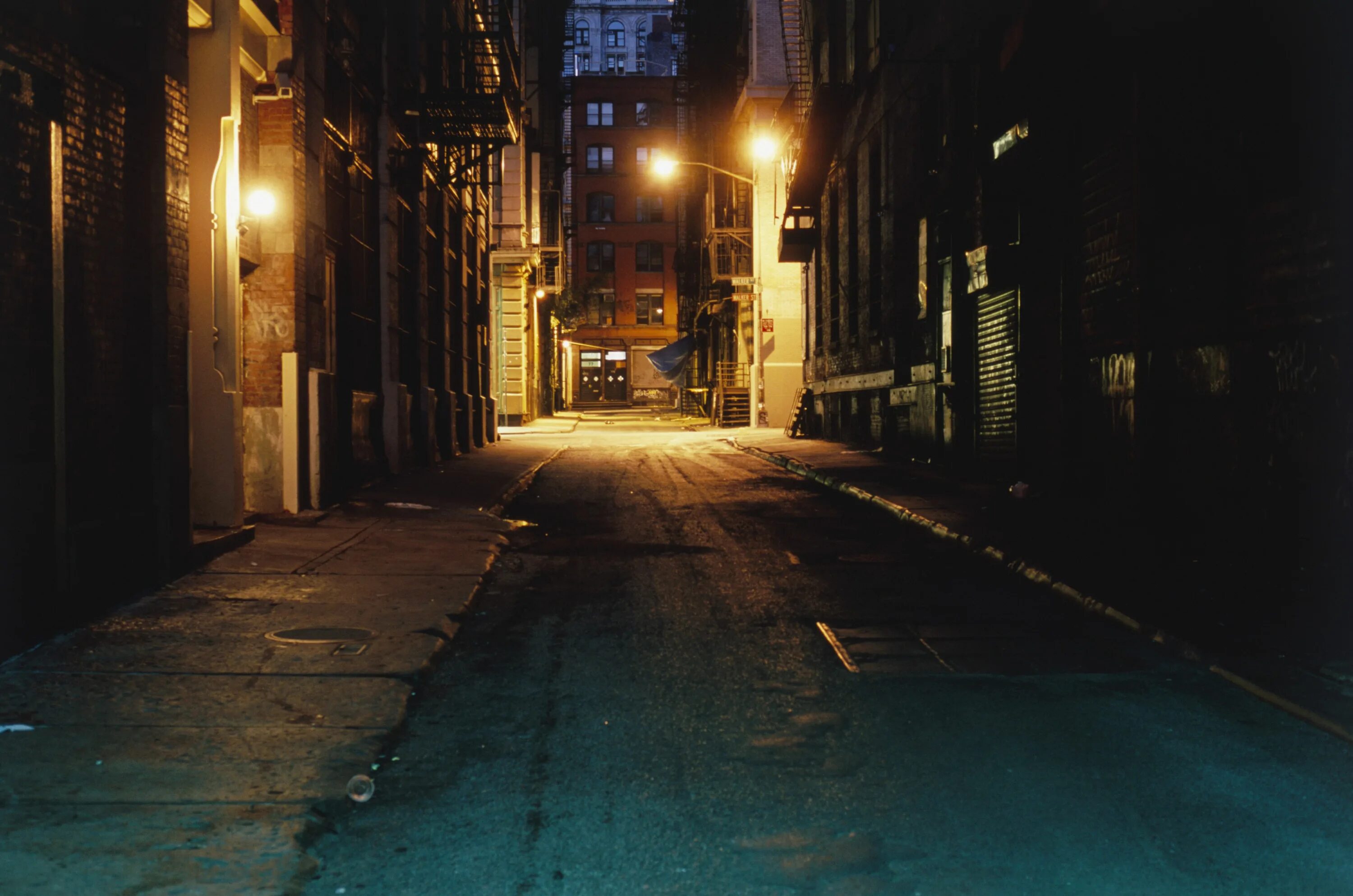 Жуткие улицы. Кирпичная стена ночью на улице. Жуткая улица. Dark Street. Creepy Street.