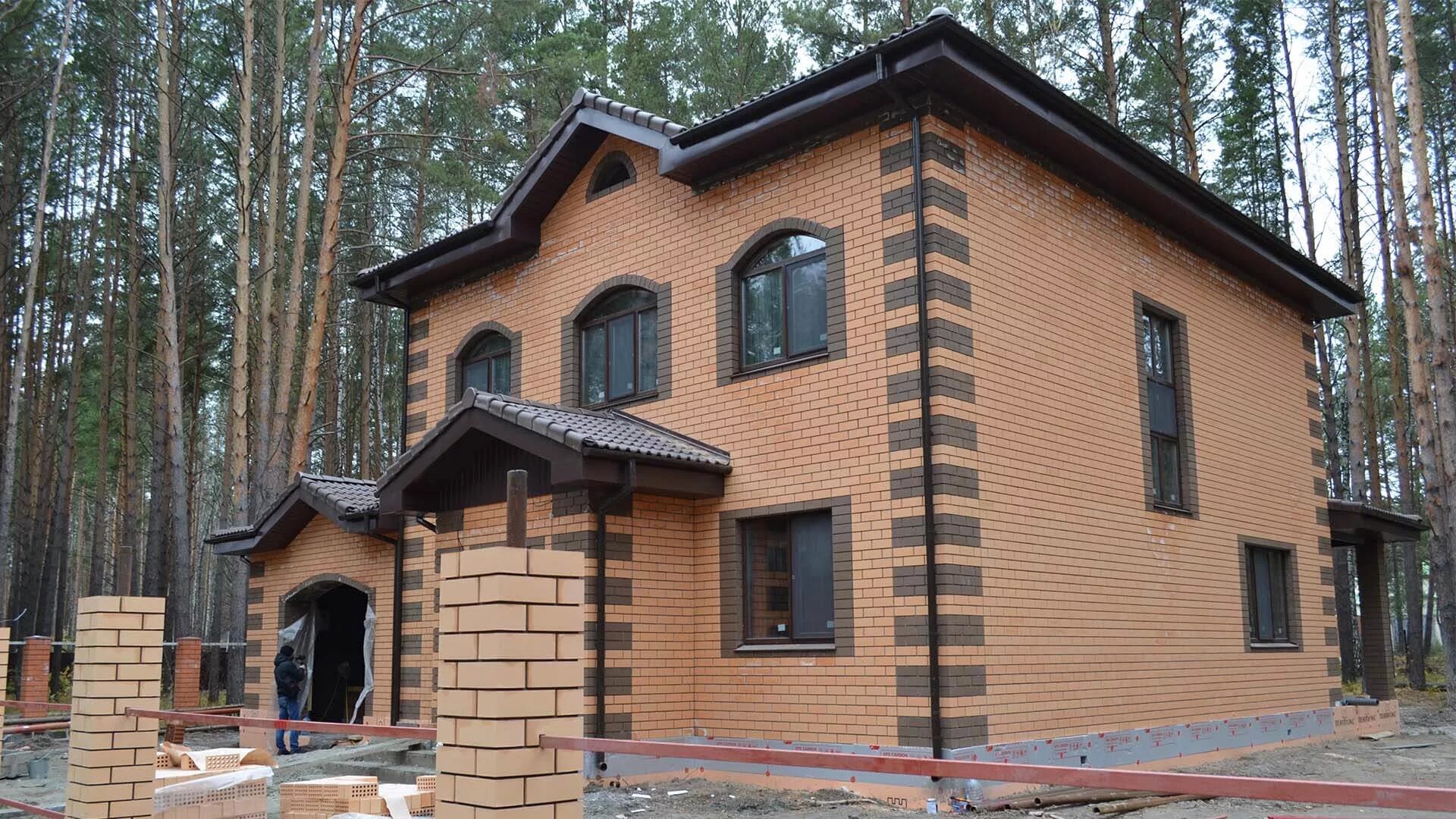 Кирпичный коттедж. Дома из кирпича. Коттедж из кирпича. Дом из кирпича. Кирпичный дом.