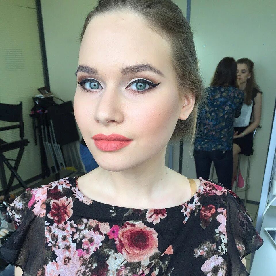 Макияж начинающих визажистов. Мастер макияжа. Макияж для начинающего визажиста. Сам себе визажист. Преображение бровей.