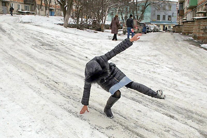 Поскользнулся на льду. Гололед. Гололед. Гололёд. Человек падает зимой.