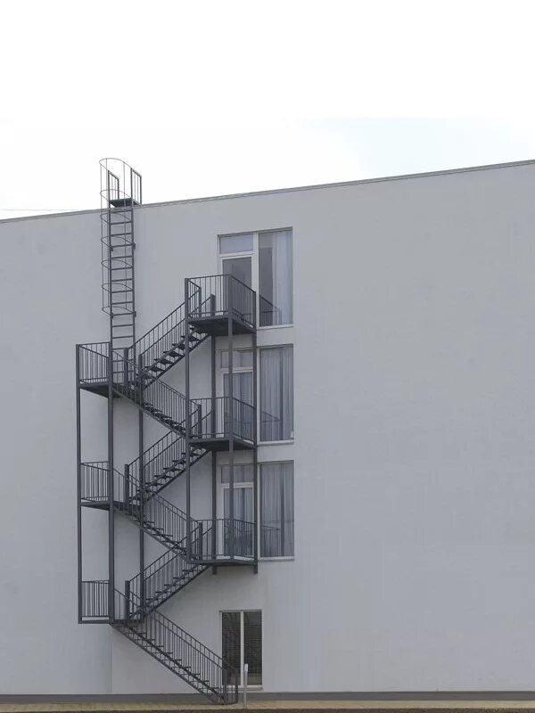 Вертикальная наружная лестница. Вертикальной пожарной лестницы п2. Пожарная маршевая лестница п2. Маршевые пожарные лестницы п1. Вертикальная пожарная маршевая лестница п2.