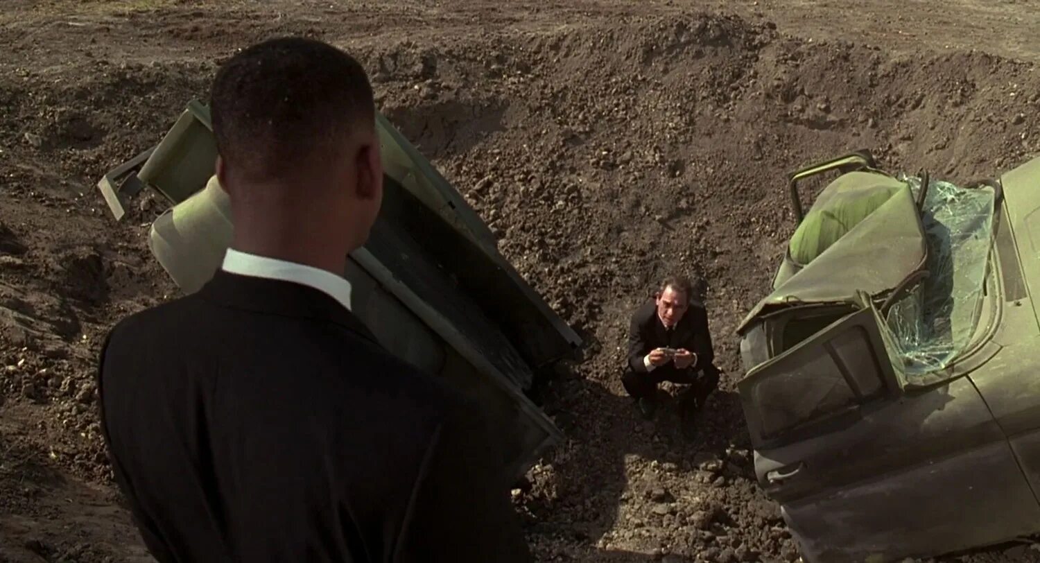 Mib фильм 1997. Томми ли джонс и уилл смит люди в черном 1997. Люди в чёрном фильм 1997. Томми ли джонс люди в черном. Люди в черном 1 без рекламы.