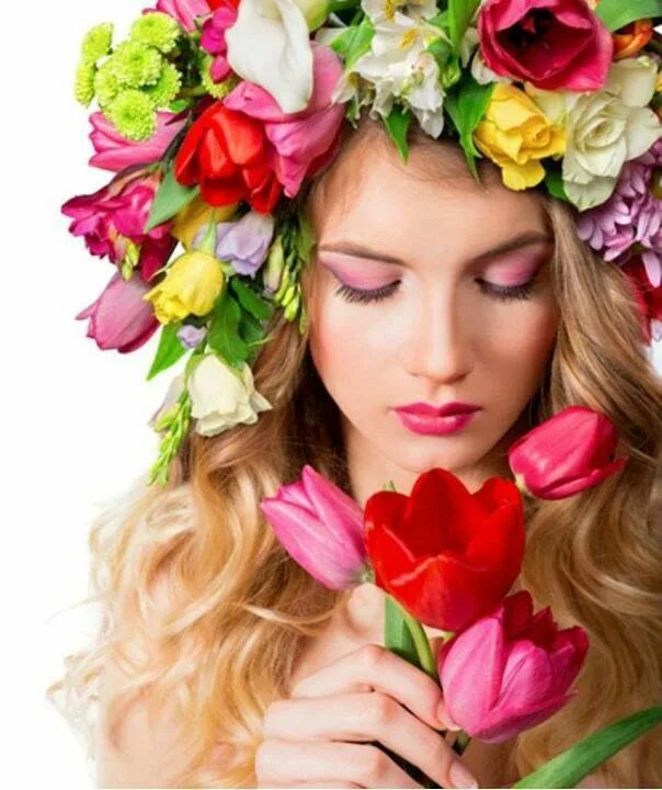 Девушек украшают цветы. Цветы для женщины. Женщина в цветах. Цветы в волосах. Девушка с цветком.