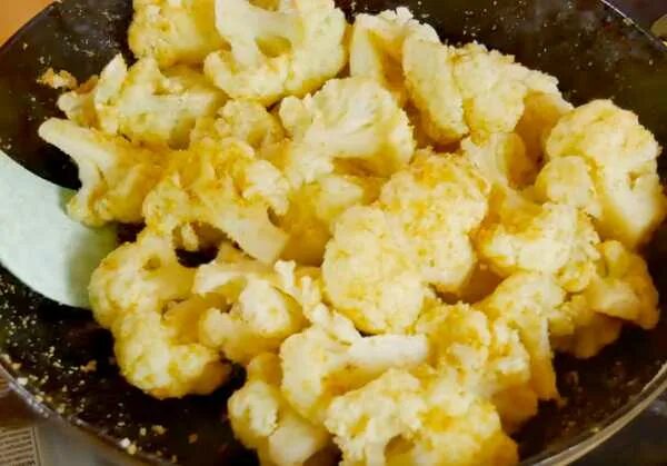 Капуста в кляре белокочанная. Капуста жареная кусками в кляре. Пекинская капуста жареная в кляре. Пекинская капуста в кляре на сковороде. Капуста в кляре белокочанная.