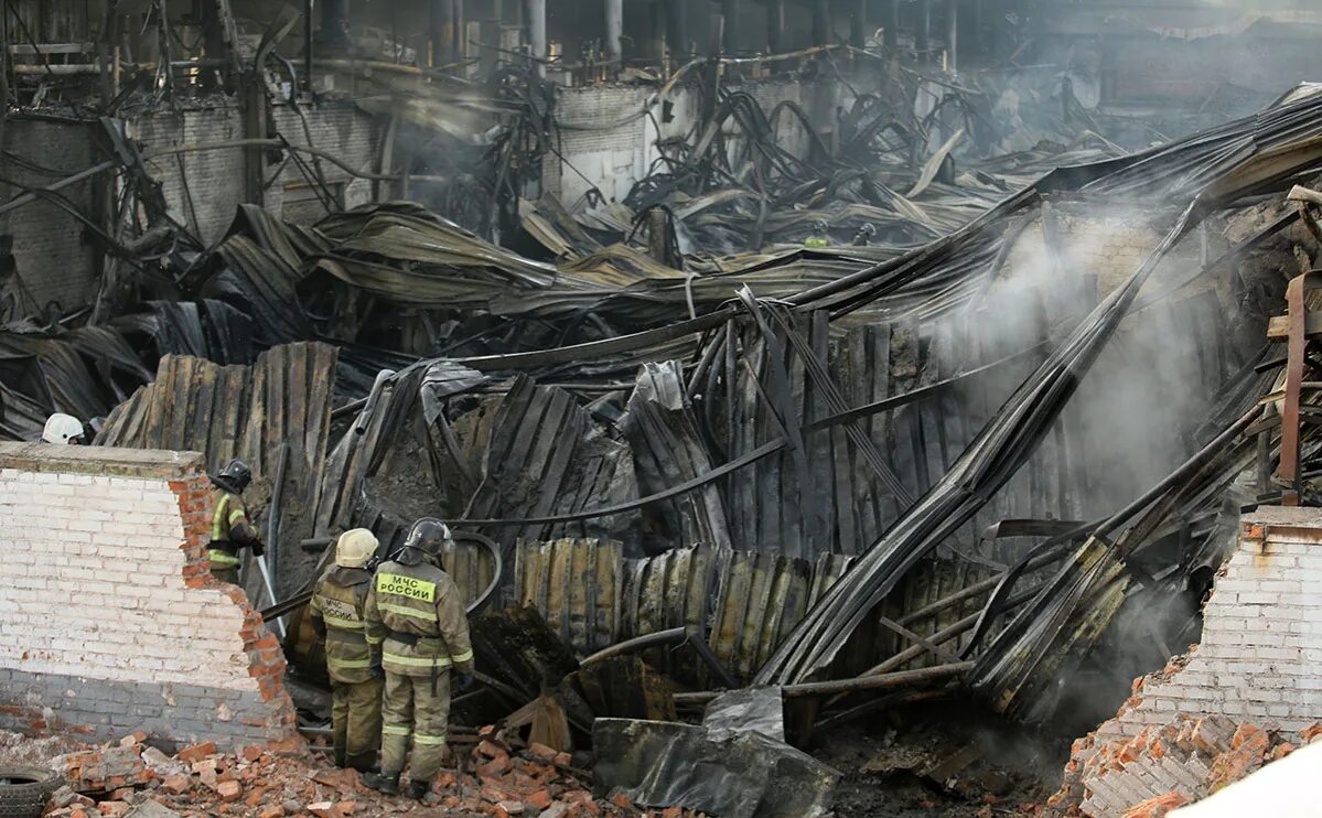 Город после пожара. Пожар Автотрейд в Красноярске. Автотрейд после пожара. В Красноярске горит склад.
