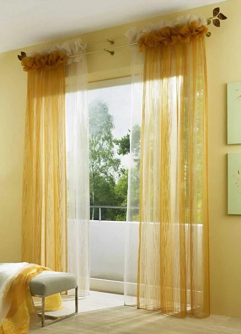 карнизы для занавесок. гардины трубчатые для штор. занавески на окна. шторы на окнах в интерьере. рулонные шторы из ткани.