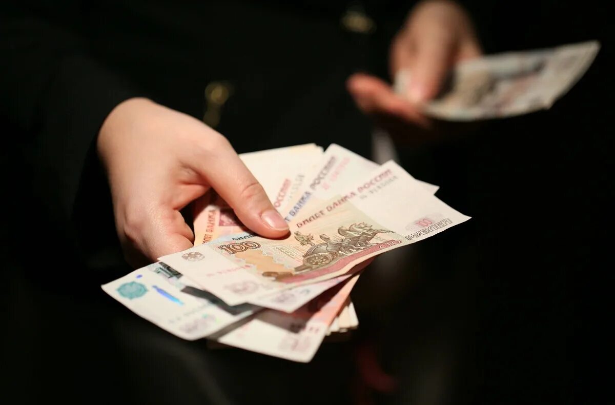 Деньги 2500. Деньги в руках. рубли в руках. деньги в руках рубли. фотография денег в руках.
