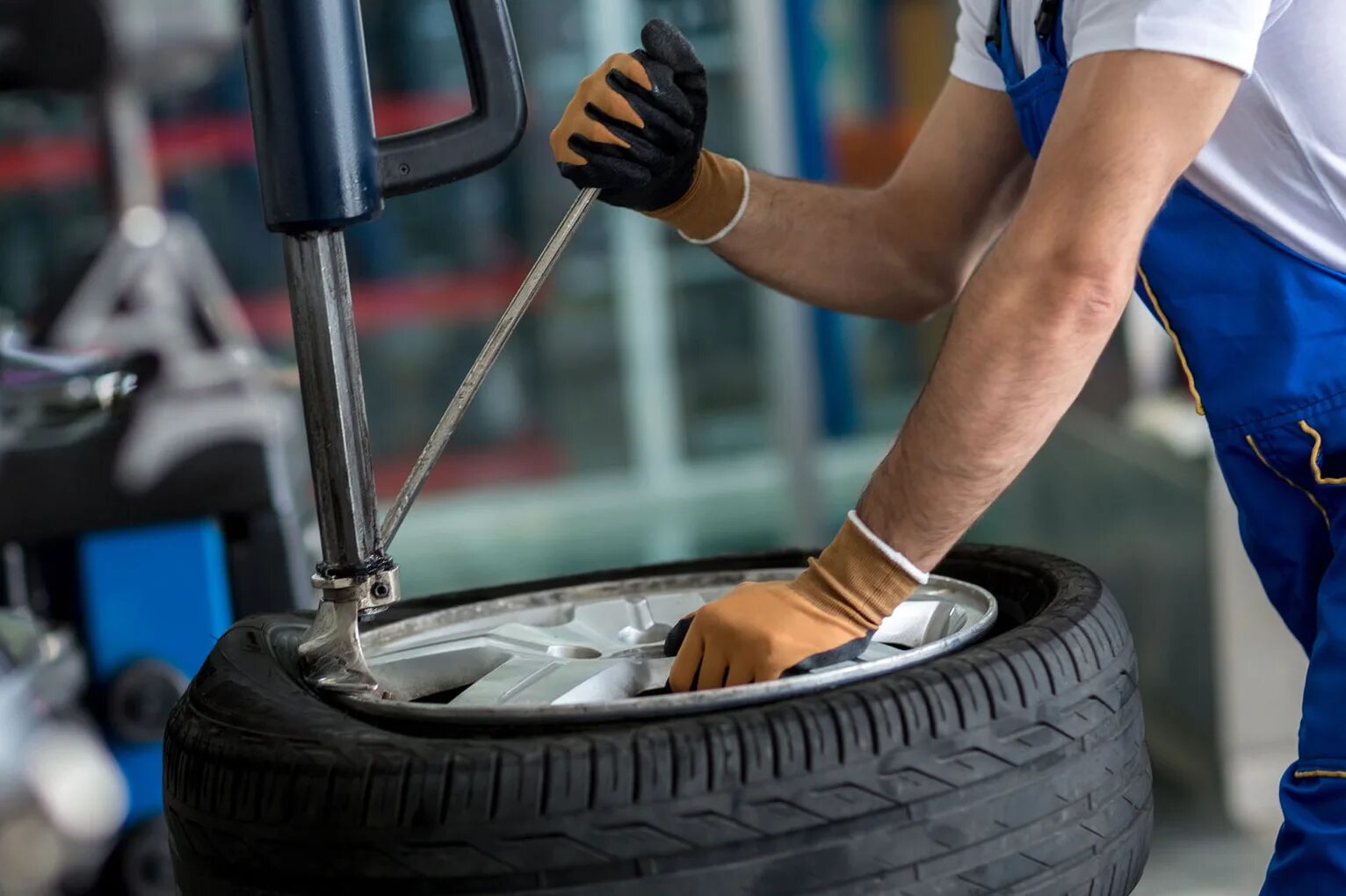 Техническое обслуживание и ремонт шин. Шиномонтаж и балансировка колес. Шиномонтаж. Шиномонтаж и балансировка колес. Прокол колеса.