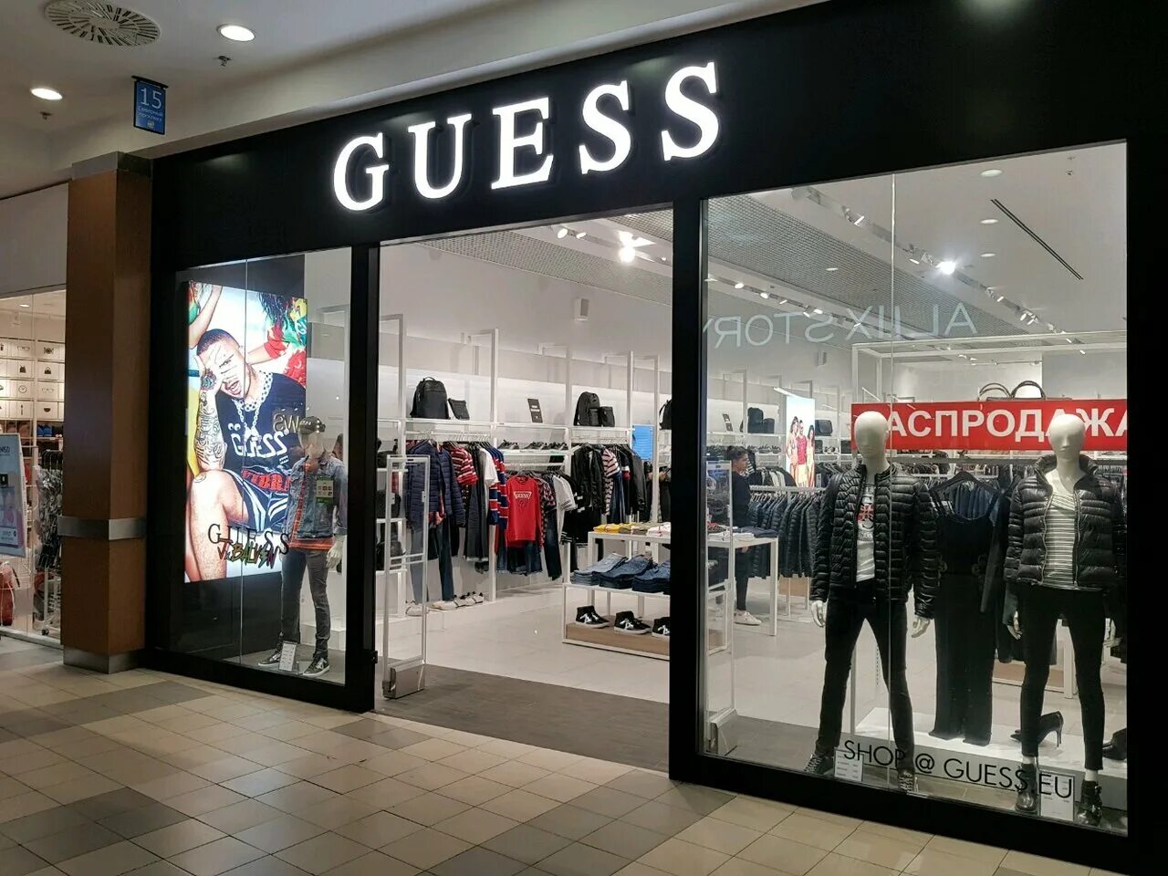 Guess фото магазина. Гесс 2 москва. Магазин гесс в москве. Guess магазины в москве. Guess магазины в москве.