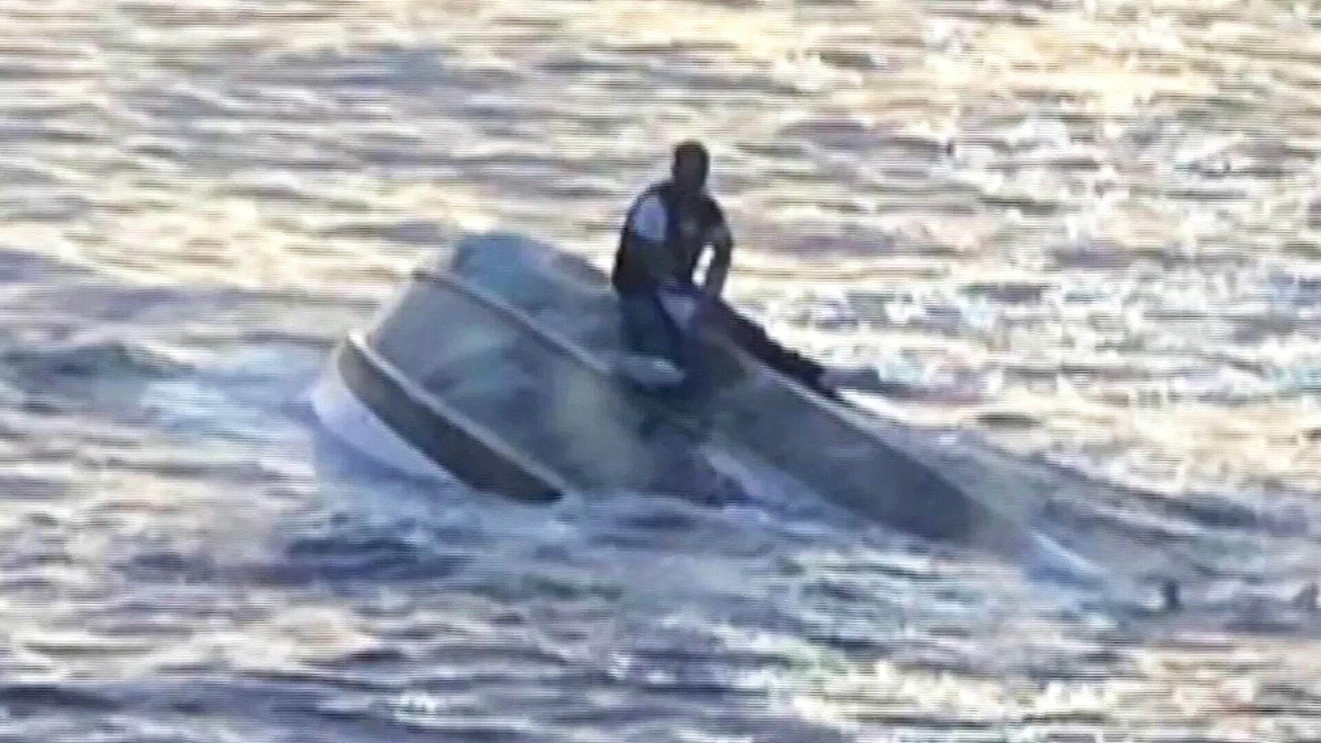 Лодка затонула прикол. Плывет на затонувшей лодке. Дети, потерпевшие кораблекрушение 1991. Человек ведет лодку.