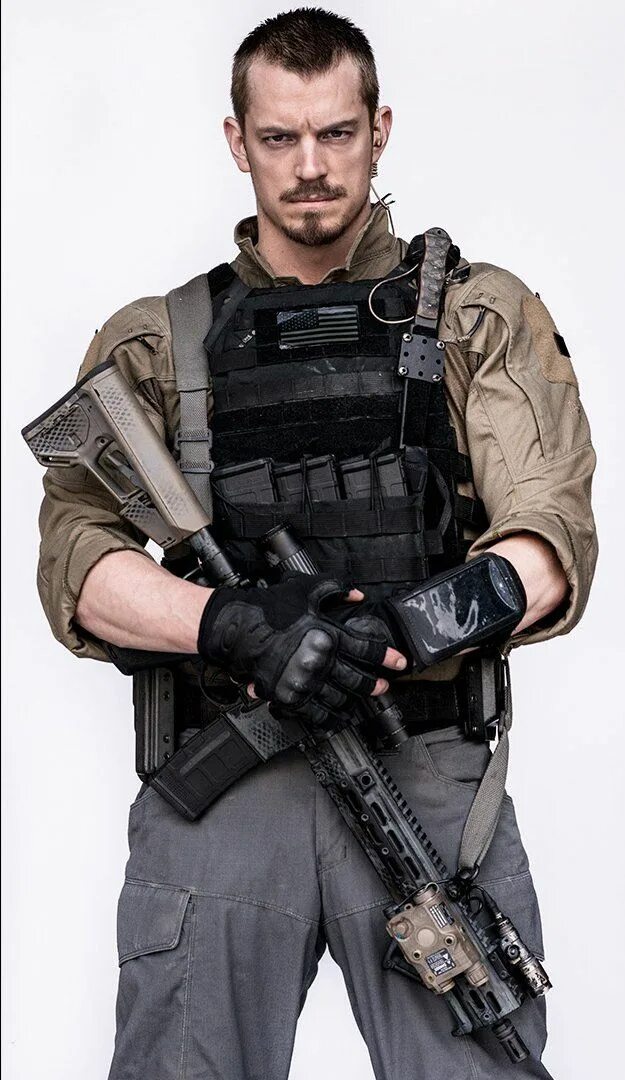 Rick soldier. Юэль Киннаман Рик флаг. Рик Флэг из отряд самоубийц. Рик флаг отряд самоубийц. Юэль Киннаман отряд.