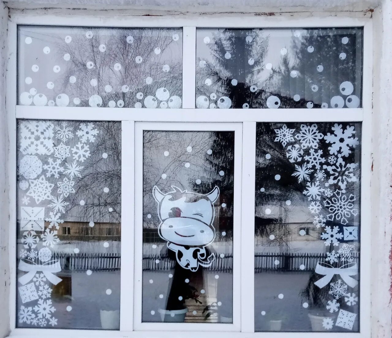 Новогодние окна 2020. Украшения на окна. Новогодние окна 1950 год. Новогодние окна 2023 конфетти. Зимний украшение на окна 2022.