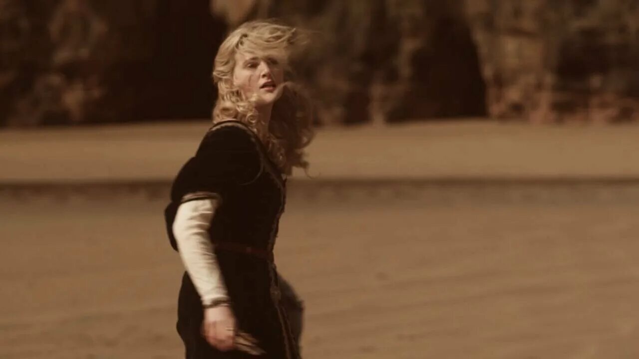 Игра престолов дейнерис в короне. Генри кавилл артас. Корона королевы игра престолов. Артес варкрафт 2 выход фильма. Корона ланнистеров.