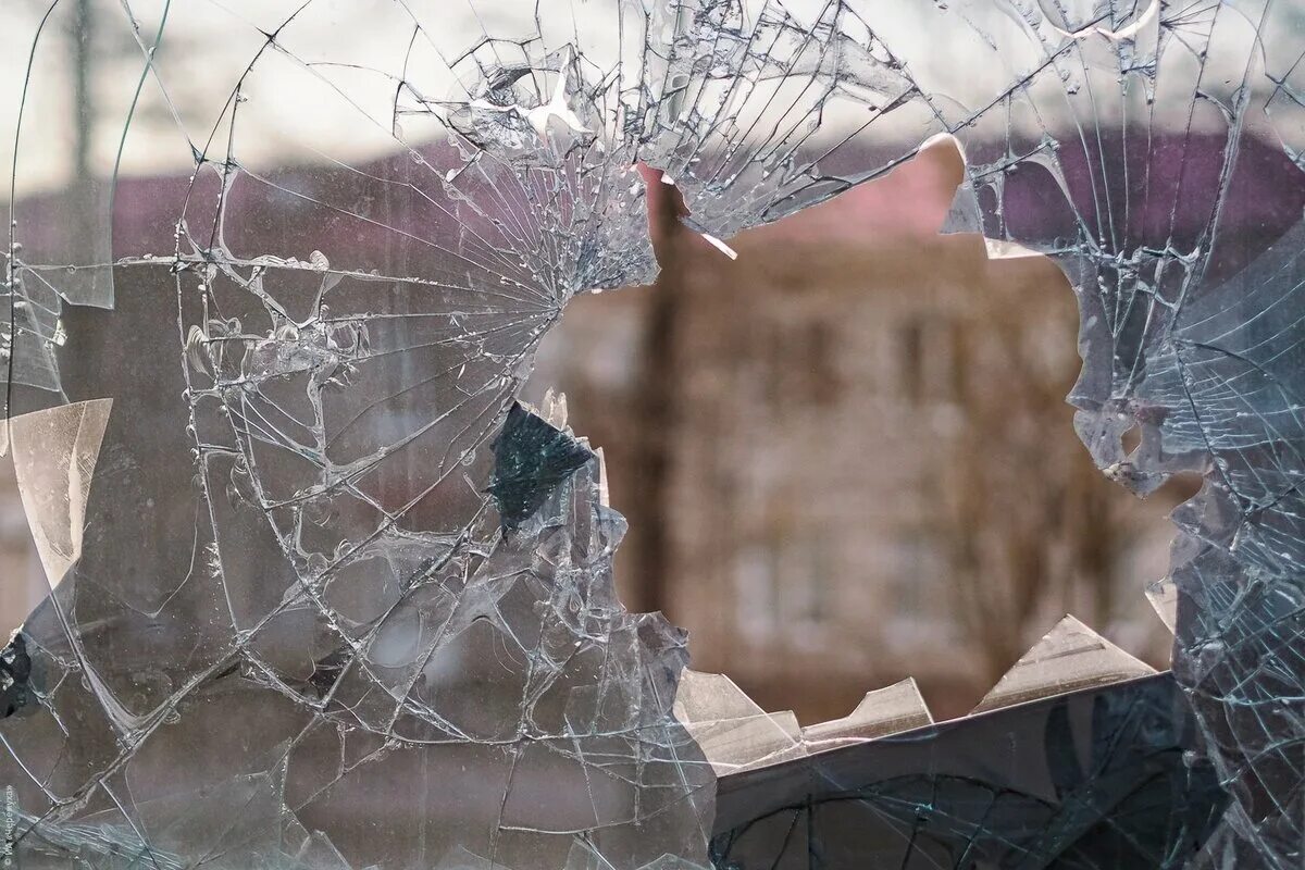 Разбитое стекло. Треснутое стекло. Разбитое стекло камнем. Разбить стекло.