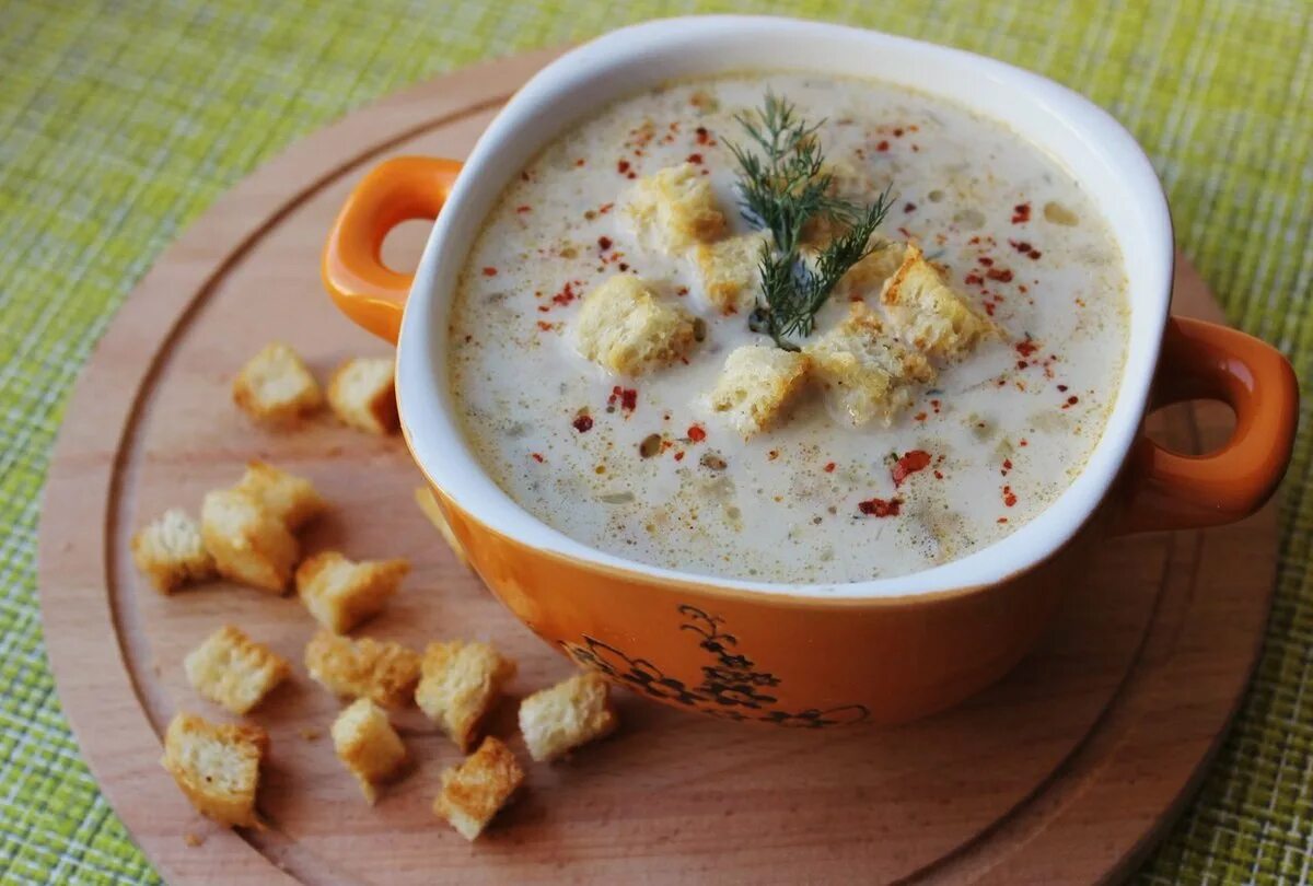 Суп пюре с сыром. Суп с курицей, рисом и плавленым сыром. сырный суп с курицей и плавленным сыром и рисом. сырный суп пюре. сырный суп с рисом.