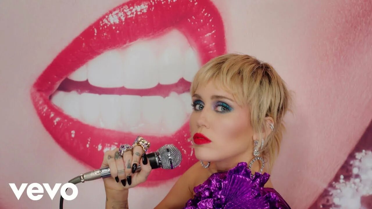Миднайт скай майли. Майли сайрус midnight sky. майли сайрус миднайт скай. miley cyrus midnight sky обложка. miley cyrus midnight sky live.