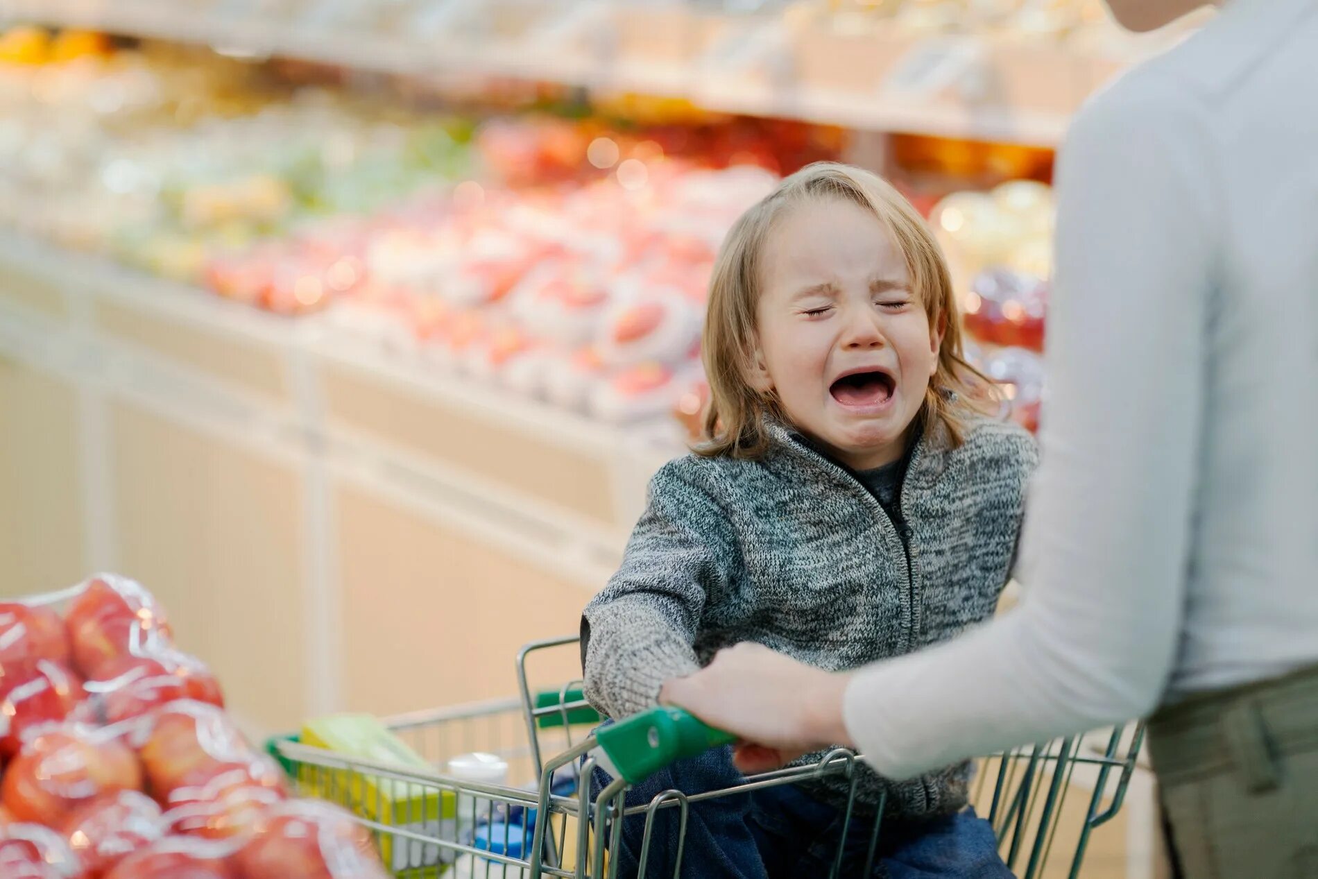 Мальчик в супермаркете. Мальчик 3 года в корзине для продуктов в супермаркете. Реклама где мальчик сидит в корзине. Реклама где мальчик сидит в корзине социальная