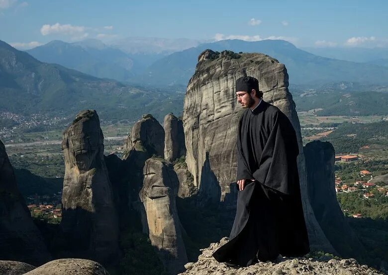 Монах другими словами. Афон монахи. Монахи горы Афон. Святая гора Афон монастыри монахи. Метеоры в Греции и монахи в Метеорах.