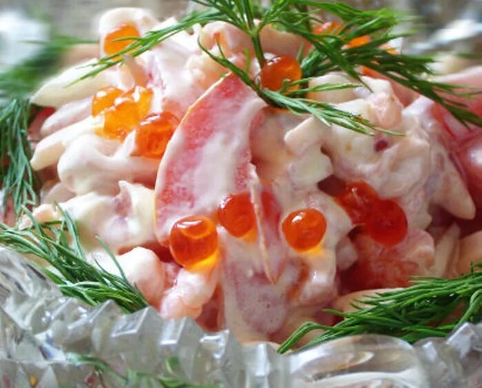 Салат из красной рыбы. Салат с малосольной красной рыбой. Салат с креветками и икрой. Салат с кальмаром и семгой.