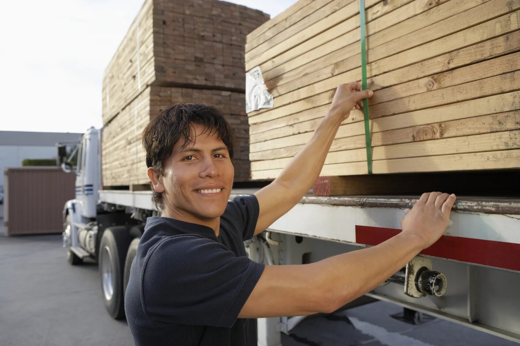 Workers load. Нагруженный трейлер аккуратный. Woods Trucking and Equipment. Audit Truck. Truck load fail.