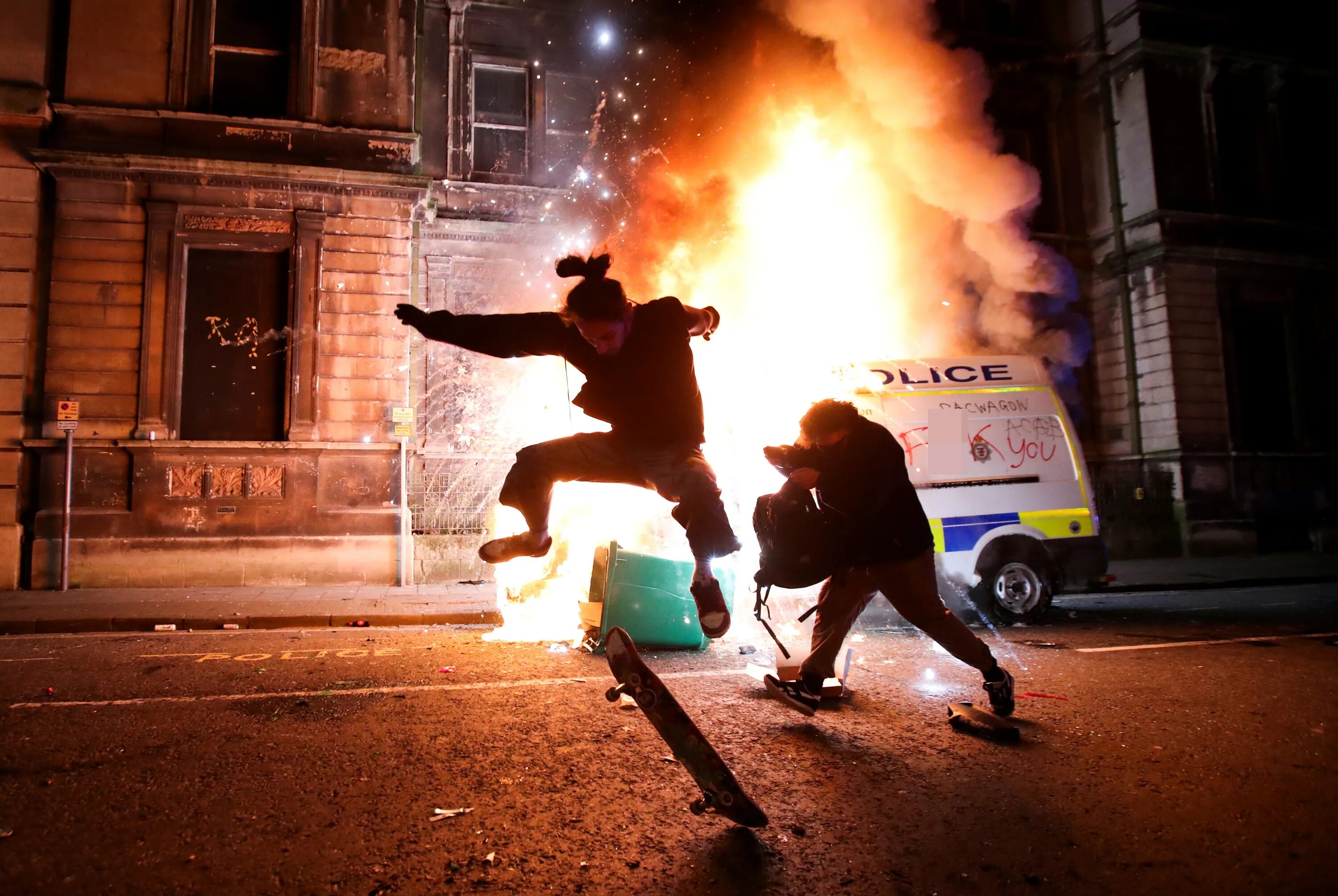 Нападение великобритании. Массовые беспорядки в Великобритании. Протесты в Великобритании. Протесты в Англии 2013.