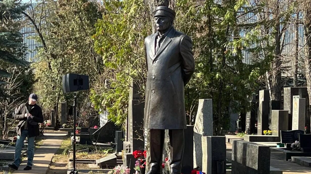 Памятник владимиру жириновскому в москве. «памятники москвы». Памятник владимиру жириновскому. Памятник жириновскому в щелково. Институт мировых цивилизаций памятник жириновскому.
