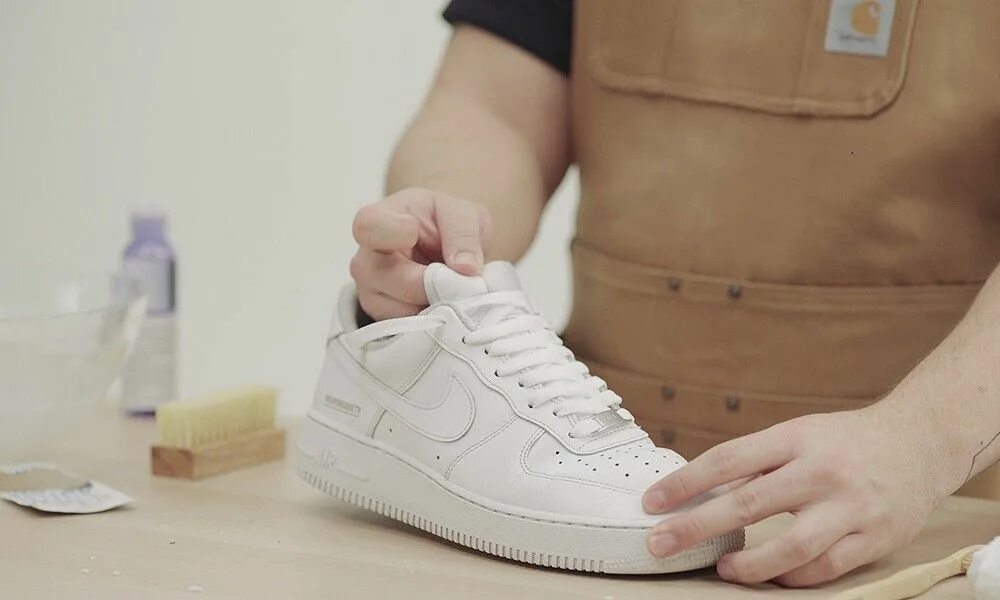 Shoe cleaning. Shoe cleaning. Easy shoes. Чистые кроссовки. Начищенная обувь.