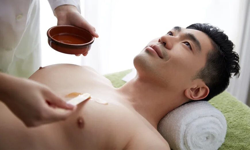 Amanda brazilian waxing. Коррекция бровей воском. Депиляция интимной зоны мужская. Мужской шугаринг. Восковая депиляция мужчинам.
